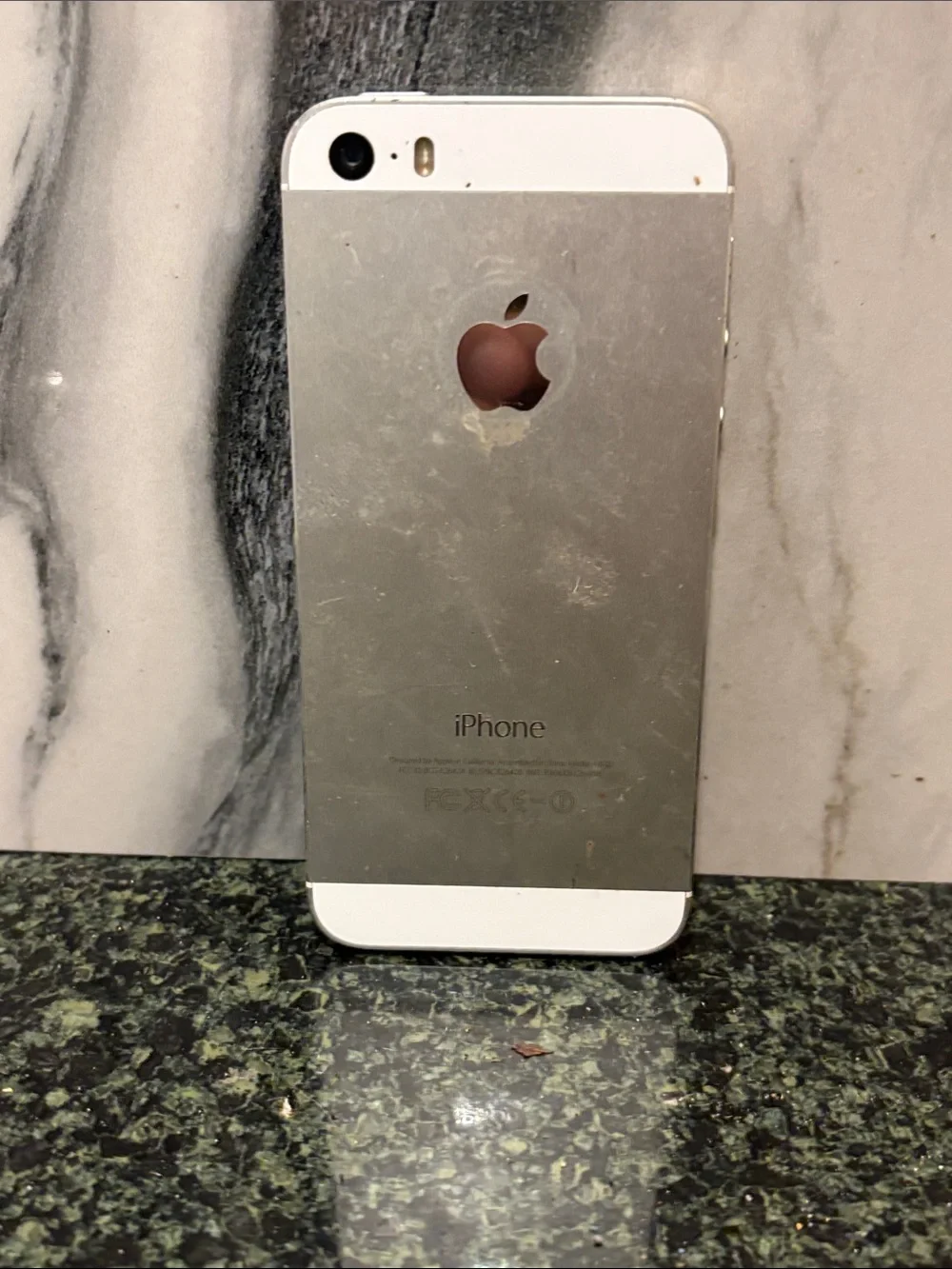 Apple iPhone 5 White and Black Front Smartphone BROKEN PARTS OR REPAIR
